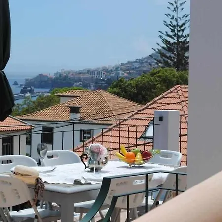 Rosa - Renovated House Overlooking The Sea 게스트하우스 푼샬