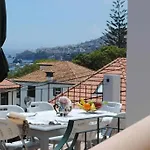Rosa - Renovated House Overlooking The Sea Pensjonat Funchal (Madeira)