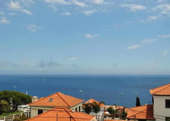 Rosa - Renovated House Overlooking The Sea بيت ضيافة 3*